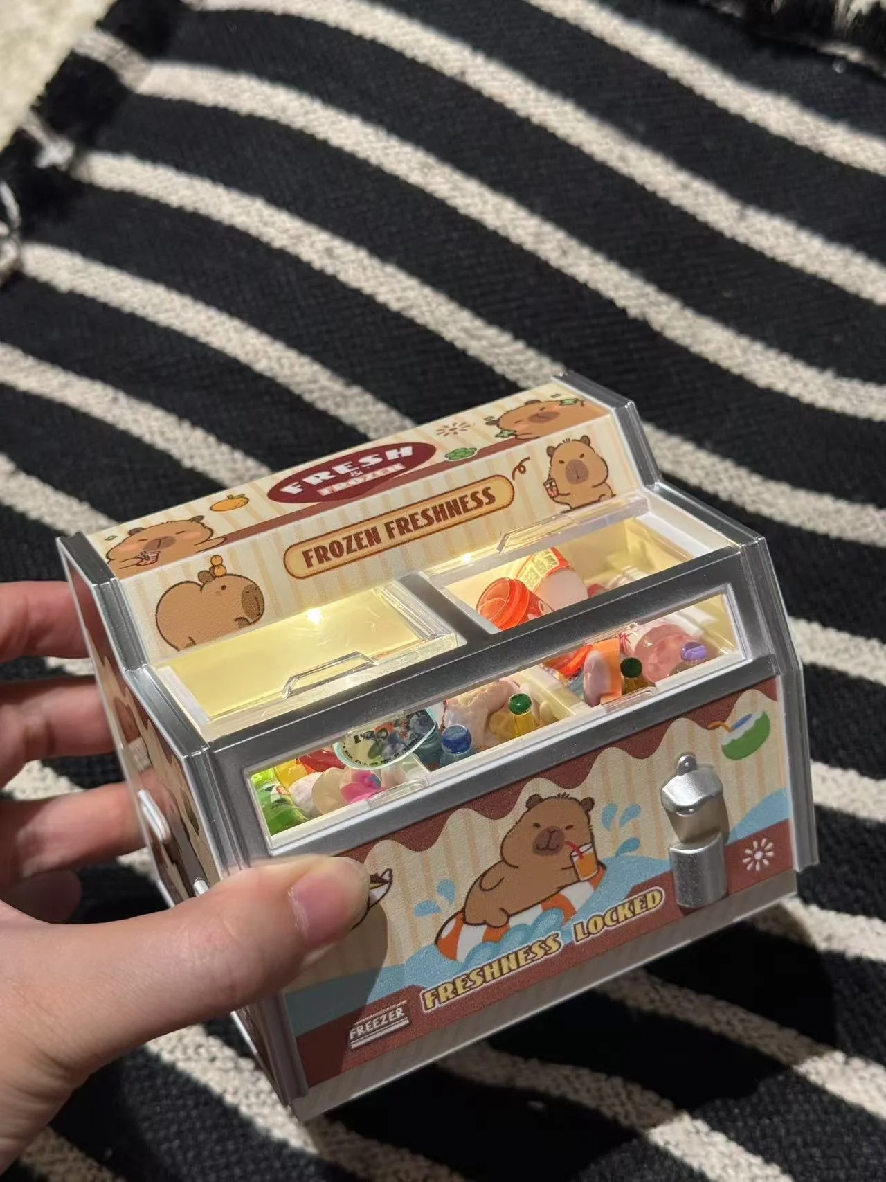 Miniature Dollhouse Supermarket Ice Cream Freezer Toy Display Model Horizontal Design Home Decor Craft Figurine Simulation New
Miniature Dollhouse Supermarket Ice Cream Freezer Toy Display Model Horizontal Design Home Decor Craft Figurine Simulation New