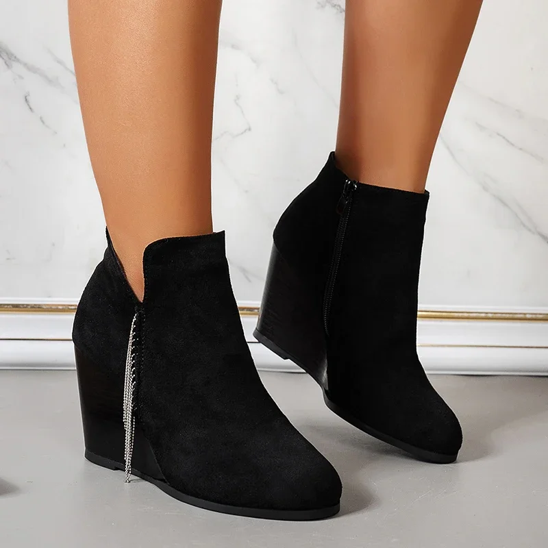 Женские замшевые зимние ботильоны на высоком каблуке, дизайнерская пикантная обувь в стиле ретро на танкетке с бисером, женская новинка 2025 года, трендовые зимние готические ботинки-гладиаторы
Женские замшевые зимние ботильоны на высоком каблуке, дизайнерская пикантная обувь в стиле ретро на танкетке с бисером, женская новинка 2025 года, трендовые зимние готические ботинки-гладиаторы