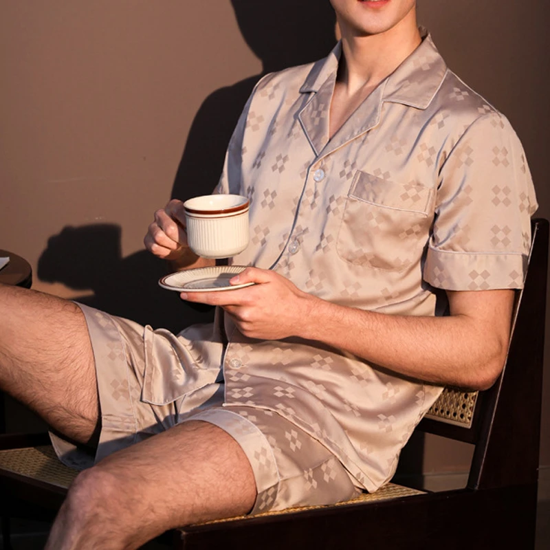 Мужской комплект пижамы из жаккардового атласа, 2 предмета: брючный костюм для сна и дома, весна-лето, новинка, свободная домашняя одежда
Мужской комплект пижамы из жаккардового атласа, 2 предмета: брючный костюм для сна и дома, весна-лето, новинка, свободная домашняя одежда