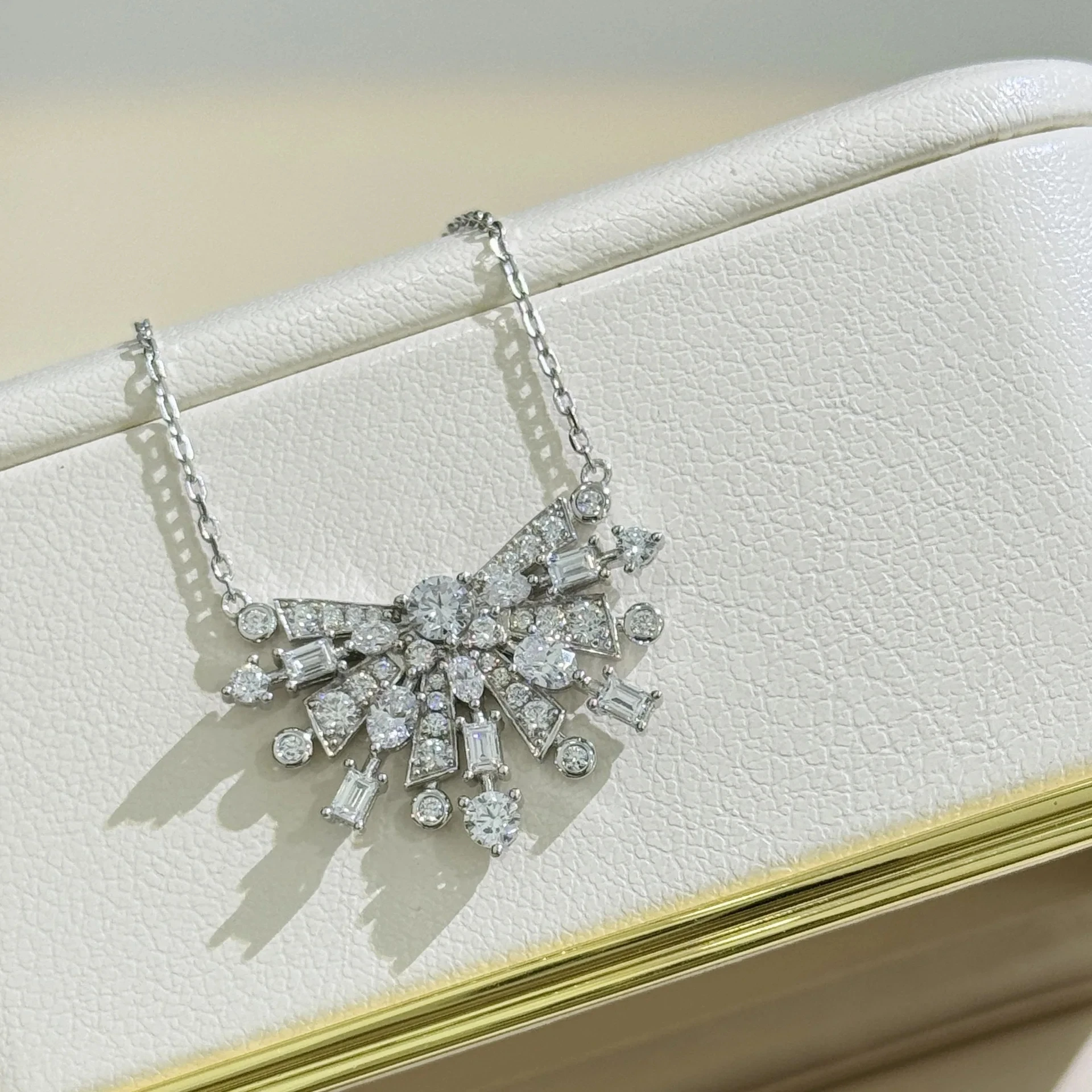 New Hot Selling Brand Anniversary Gift Luxury Jewelry Women's Necklace Fireworks Charm Wedding Engagement Gift
New Hot Selling Brand Anniversary Gift Luxury Jewelry Women's Necklace Fireworks Charm Wedding Engagement Gift