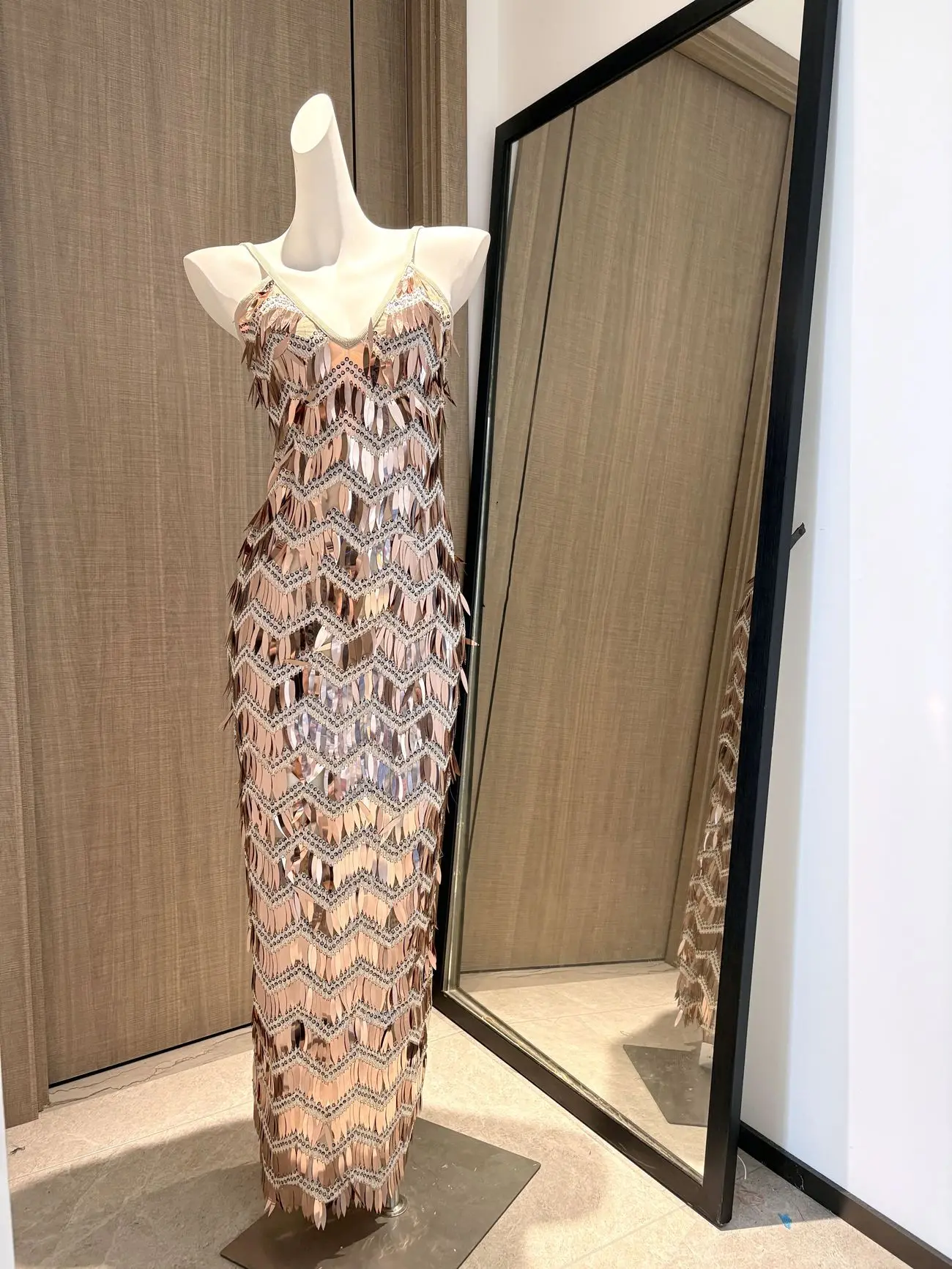 Sparkly Sequins Mirror V Neck Party Birthday Dress Women Sexy Sleeveless Evening Celebrity Prom Gown Night Club Show Wear
Sparkly Sequins Mirror V Neck Party Birthday Dress Women Sexy Sleeveless Evening Celebrity Prom Gown Night Club Show Wear