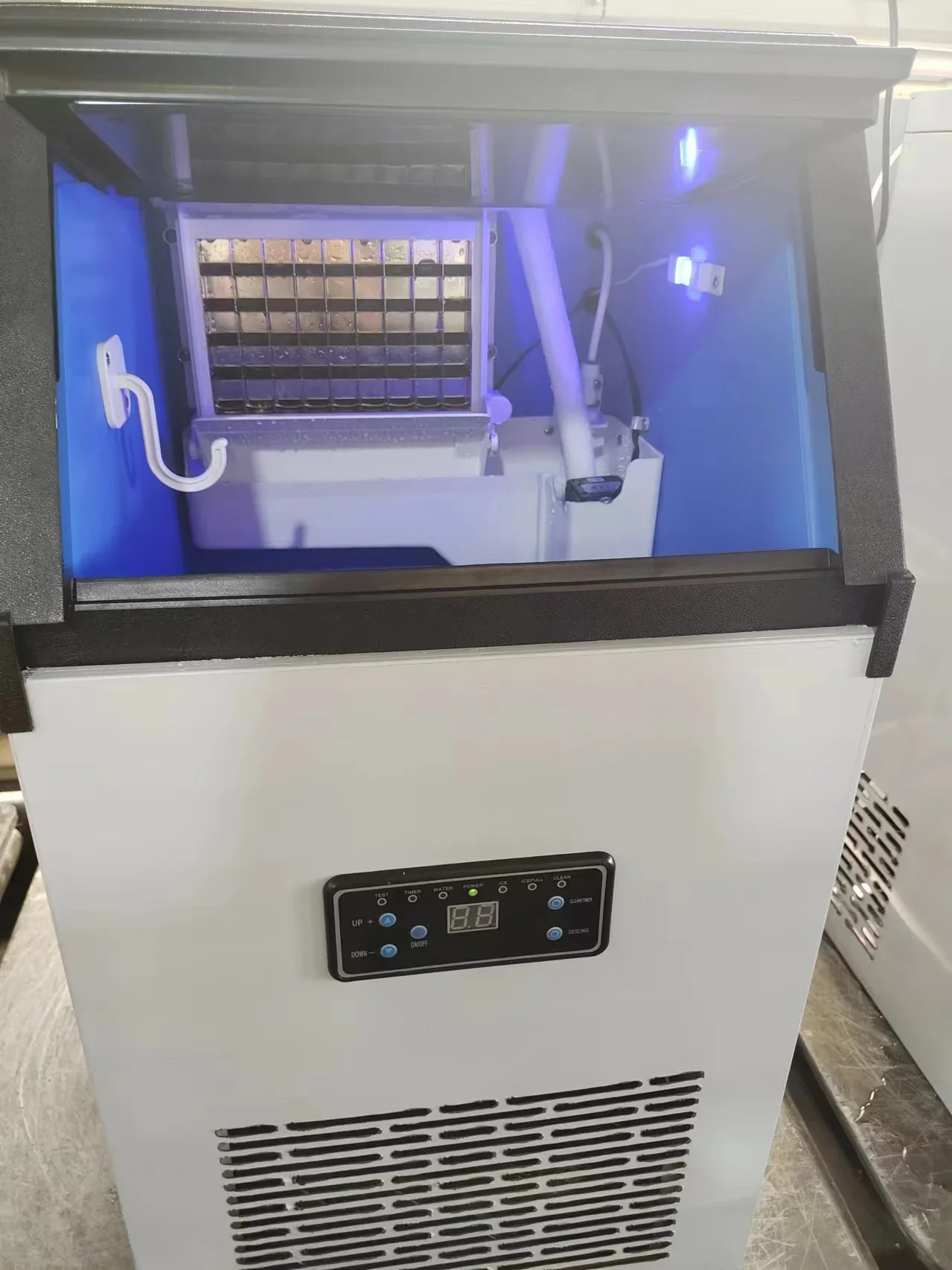 Электрический 60 кг коммерческий автоматический льдогенератор, новая машина для изготовления кубиков из нержавеющей стали для использования
Электрический 60 кг коммерческий автоматический льдогенератор, новая машина для изготовления кубиков из нержавеющей стали для использования