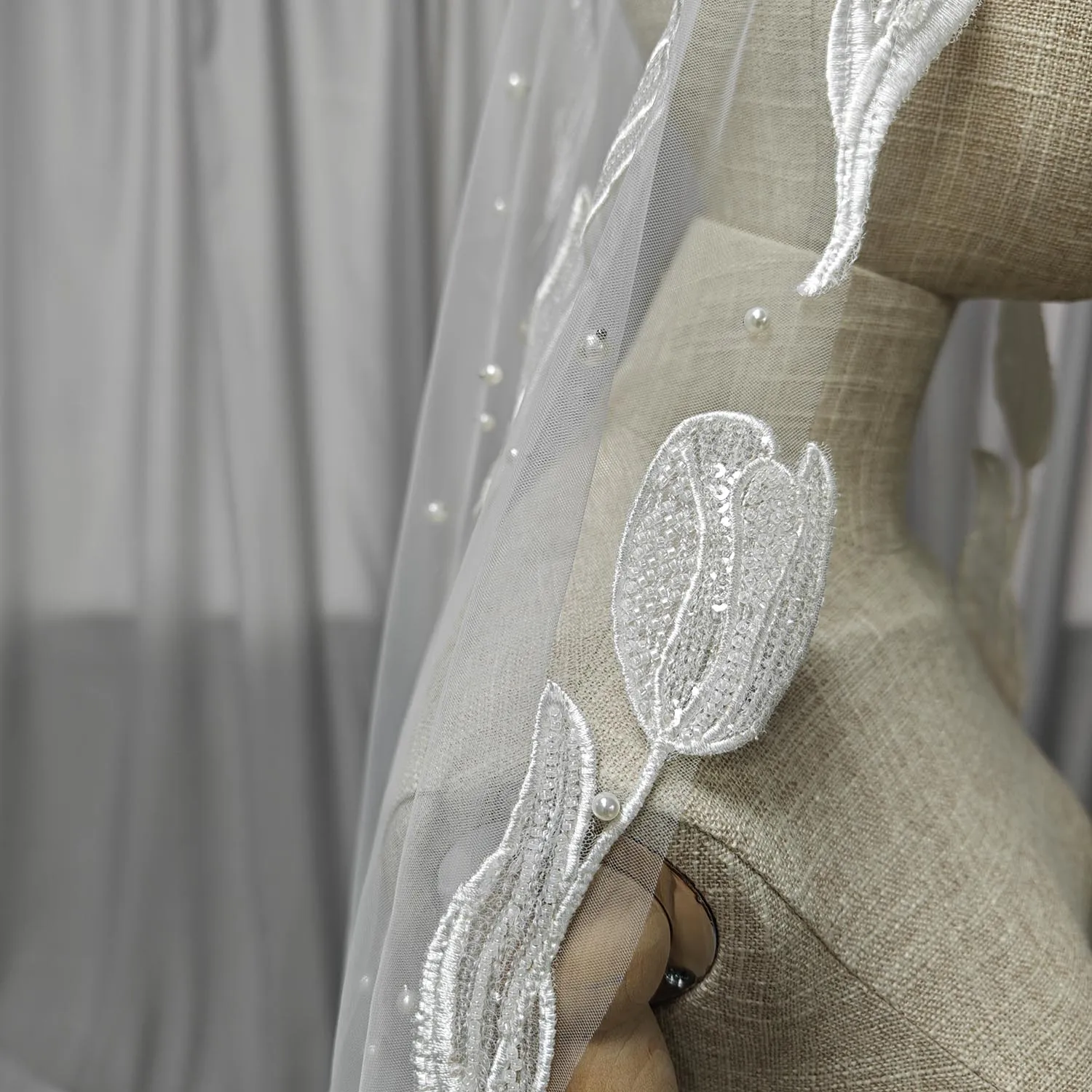 Customized Short Pearls Wedding Veil Beaded Tulip Lace Flower Single Tier Ivory Bridal Veil with Hidden Comb Mantilla Veil
Customized Short Pearls Wedding Veil Beaded Tulip Lace Flower Single Tier Ivory Bridal Veil with Hidden Comb Mantilla Veil
