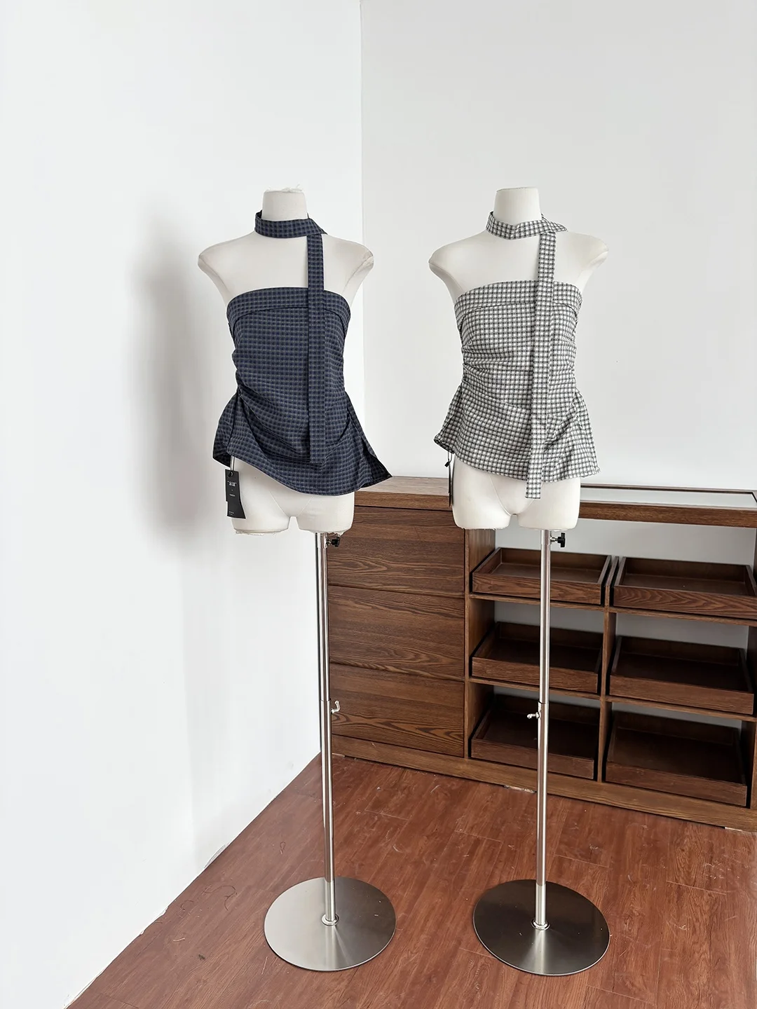 Spicy Girl Plaid Neck Hanging Tube Top Women's Korean Style Outdoor Wear Short Sleeveless Summer Clothes Wrap Chest Short Shirt
Spicy Girl Plaid Neck Hanging Tube Top Women's Korean Style Outdoor Wear Short Sleeveless Summer Clothes Wrap Chest Short Shirt
