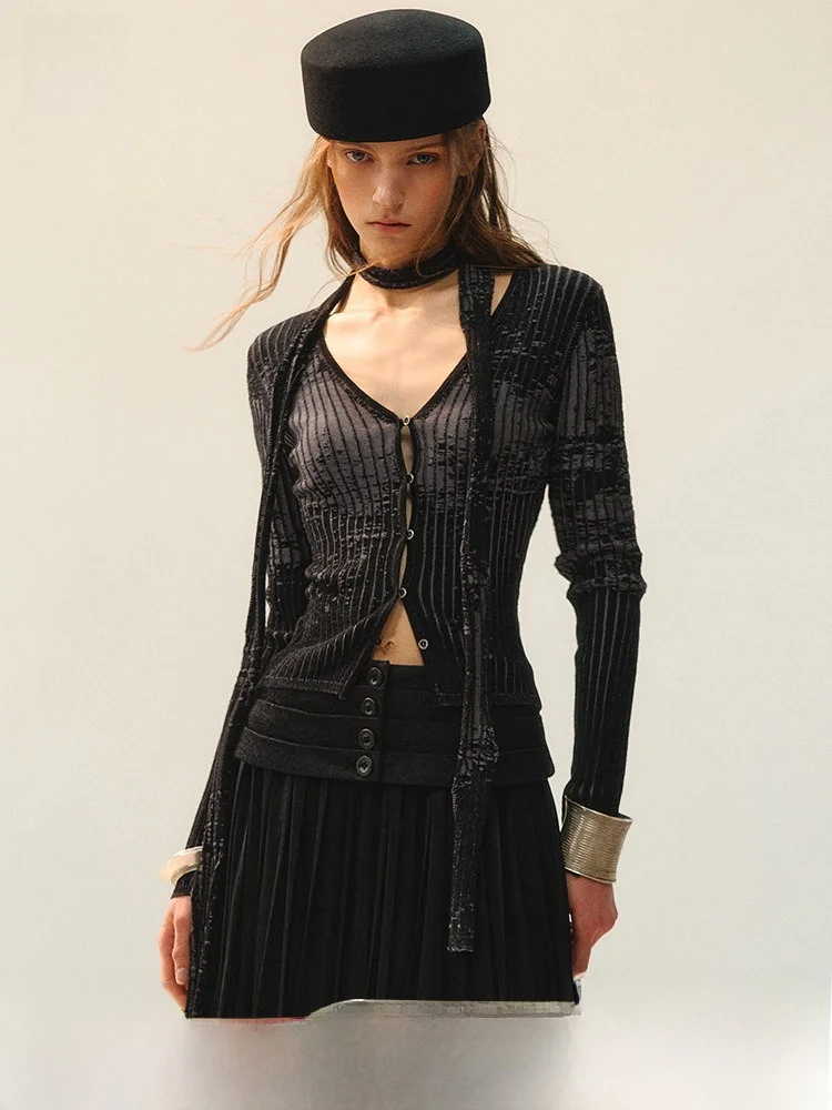 Genesis【Light And Shadow Weave Pattern】2026 Women's Close-Fitting Knitted V-Neck Sweater Casual Style Shadow Pattern Design
Genesis【Light And Shadow Weave Pattern】2026 Women's Close-Fitting Knitted V-Neck Sweater Casual Style Shadow Pattern Design
