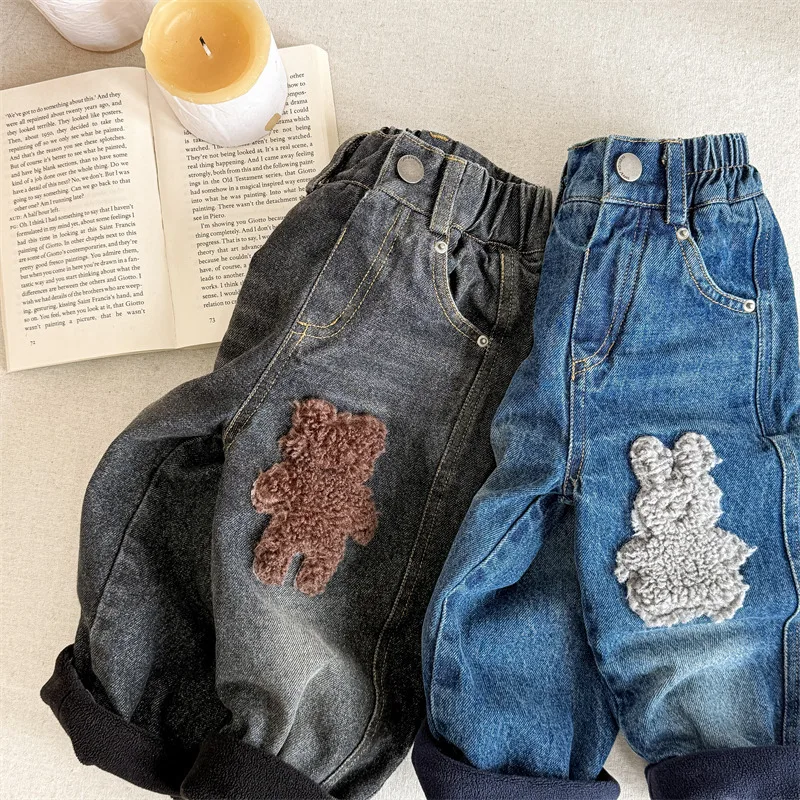 2024 Winter New Children Fleece Denim Trousers Boys Bear Casual Pants Plus Velvet Thick Girls Warm Pants Kids Versatile Jeans
2024 Winter New Children Fleece Denim Trousers Boys Bear Casual Pants Plus Velvet Thick Girls Warm Pants Kids Versatile Jeans