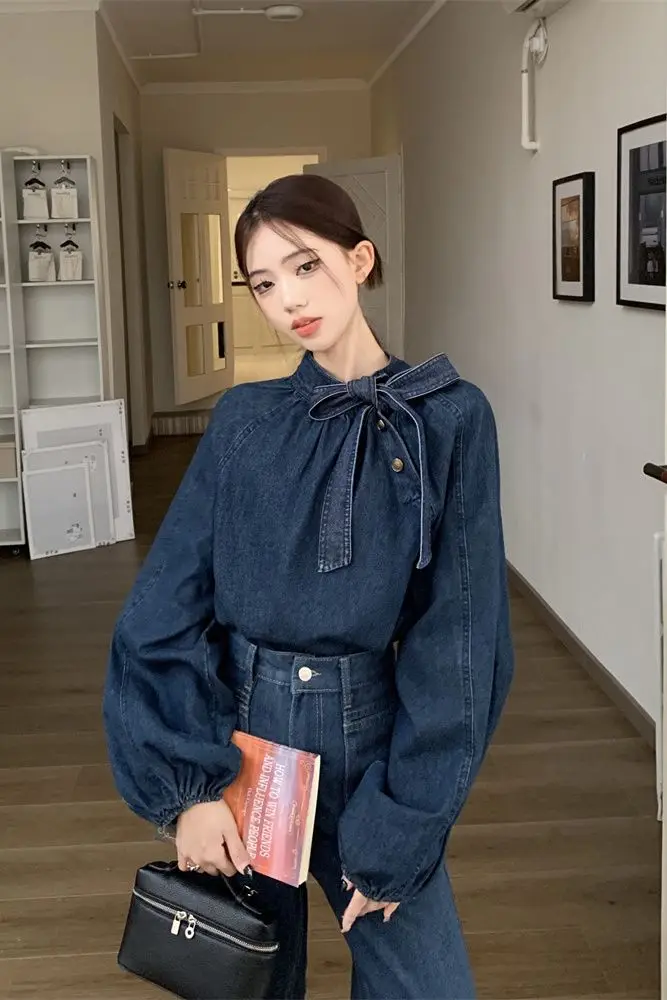 Women's Design Bow Tie Denim Shirt Cropped Retro Vintage Top Unique Ribbon Blouse for Spring 2025
Women's Design Bow Tie Denim Shirt Cropped Retro Vintage Top Unique Ribbon Blouse for Spring 2025