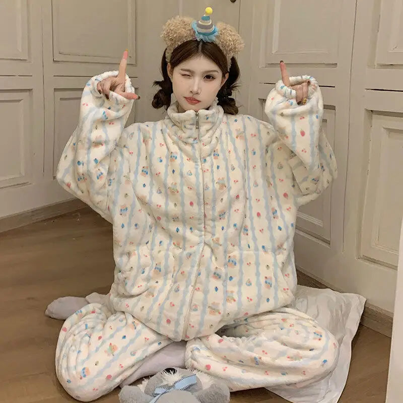 Женская одежда, пижамы из кораллового флиса, осенне-зимняя утепленная теплая милая домашняя одежда, удобный комплект из двух предметов
Женская одежда, пижамы из кораллового флиса, осенне-зимняя утепленная теплая милая домашняя одежда, удобный комплект из двух предметов