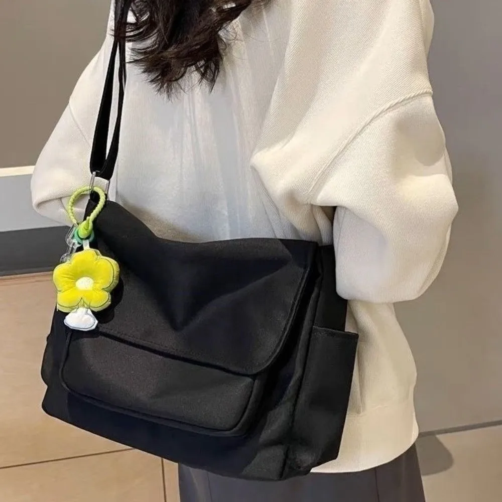 Trendy Candy Color Nylon Crossbody Bag Large Capacity Flower Pendant Flap Shoulder Bag Lightweight Durable Handbag School Use
Trendy Candy Color Nylon Crossbody Bag Large Capacity Flower Pendant Flap Shoulder Bag Lightweight Durable Handbag School Use
