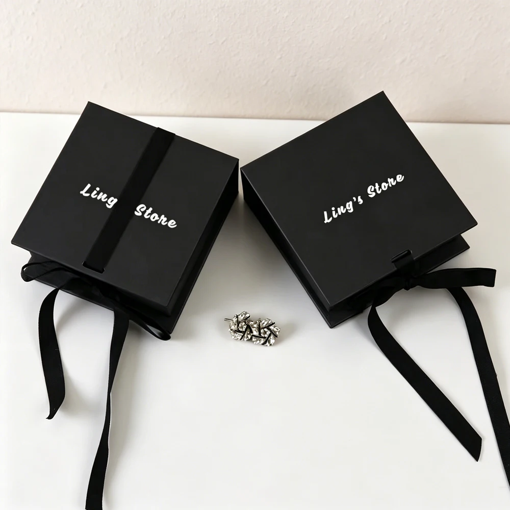 Personalized 9.3×9.5×3.5cm Jewelry Packaging Box Ribbon Bowknot Flap Boxes With Sponge For Earring Ring Stud Pendant Bag Storage
Personalized 9.3×9.5×3.5cm Jewelry Packaging Box Ribbon Bowknot Flap Boxes With Sponge For Earring Ring Stud Pendant Bag Storage