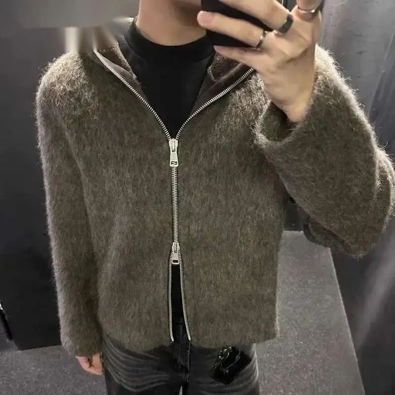 American Style Men's Cardigan Hooded Zipper Mohair Tops Solid Color Casual Loose Knitting Male Sweaters New Menswear 96PTX
American Style Men's Cardigan Hooded Zipper Mohair Tops Solid Color Casual Loose Knitting Male Sweaters New Menswear 96PTX