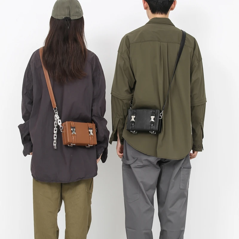 Модная сумка через плечо с украшением на цепочке, металлическая фурнитура, водонепроницаемая сумка на ремне для мужчин и женщин, школьная сумка для свиданий и кемпинга
Модная сумка через плечо с украшением на цепочке, металлическая фурнитура, водонепроницаемая сумка на ремне для мужчин и женщин, школьная сумка для свиданий и кемпинга