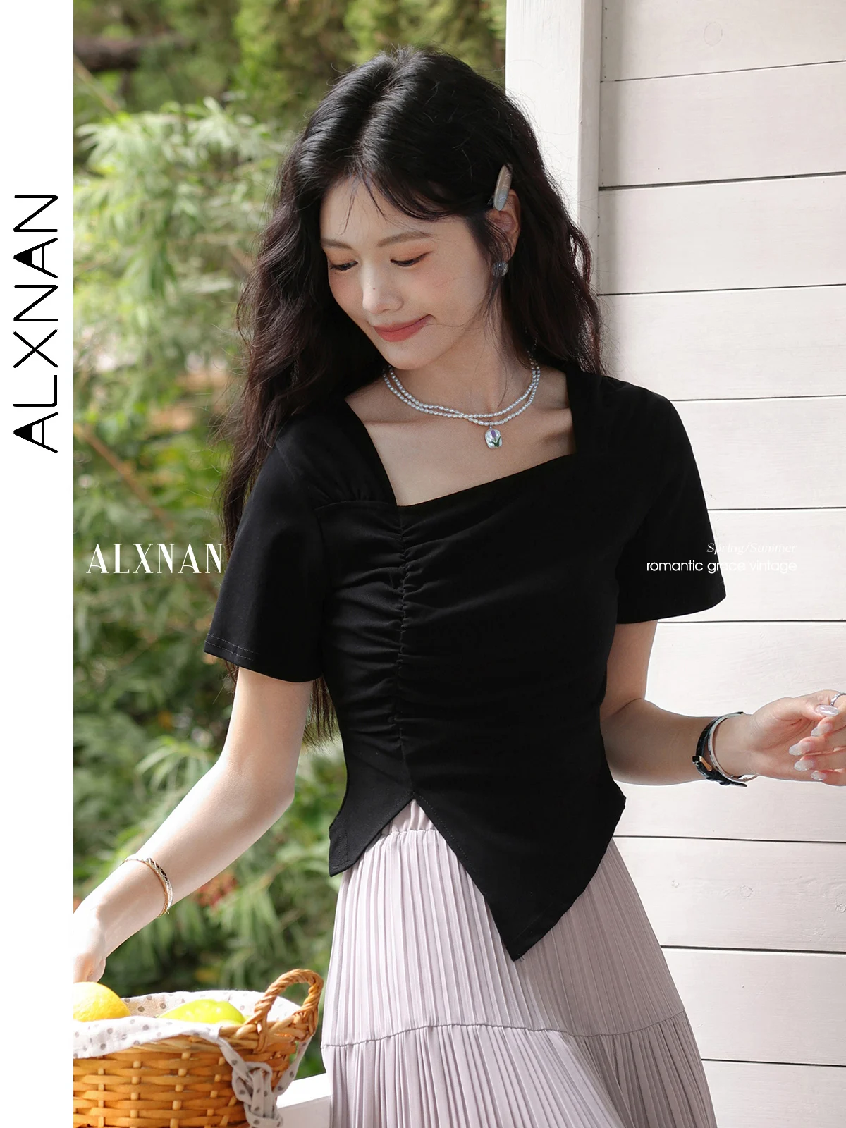 ALXNAN Women's Black T-shirt Vintage Cotton Short Sleeve T-shirt 2025 Summer Elegant Irregular Folds Design Tops Ladies L55189
ALXNAN Women's Black T-shirt Vintage Cotton Short Sleeve T-shirt 2025 Summer Elegant Irregular Folds Design Tops Ladies L55189