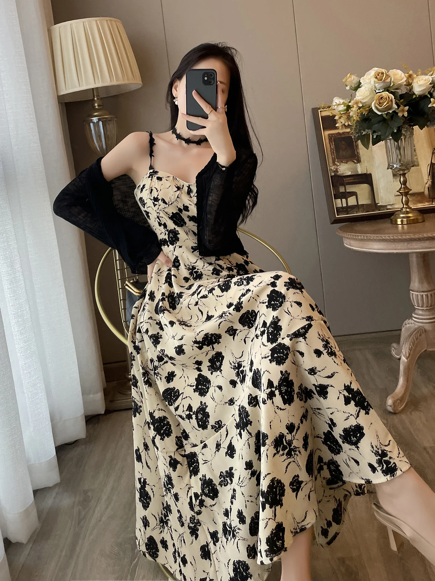 Floral suspender dress women's spring dress new French retro Hepburn style high-end temperament two-piece set
Floral suspender dress women's spring dress new French retro Hepburn style high-end temperament two-piece set