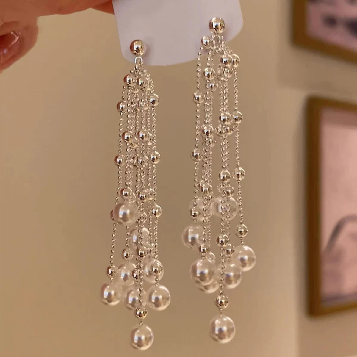 Винтажные длинные серьги с жемчужной кисточкой для женщин, легкие, роскошные, нежный стиль, элегантные круглые серьги-цепочки с бусинами, свадебные украшения, подарки
Винтажные длинные серьги с жемчужной кисточкой для женщин, легкие, роскошные, нежный стиль, элегантные круглые серьги-цепочки с бусинами, свадебные украшения, подарки