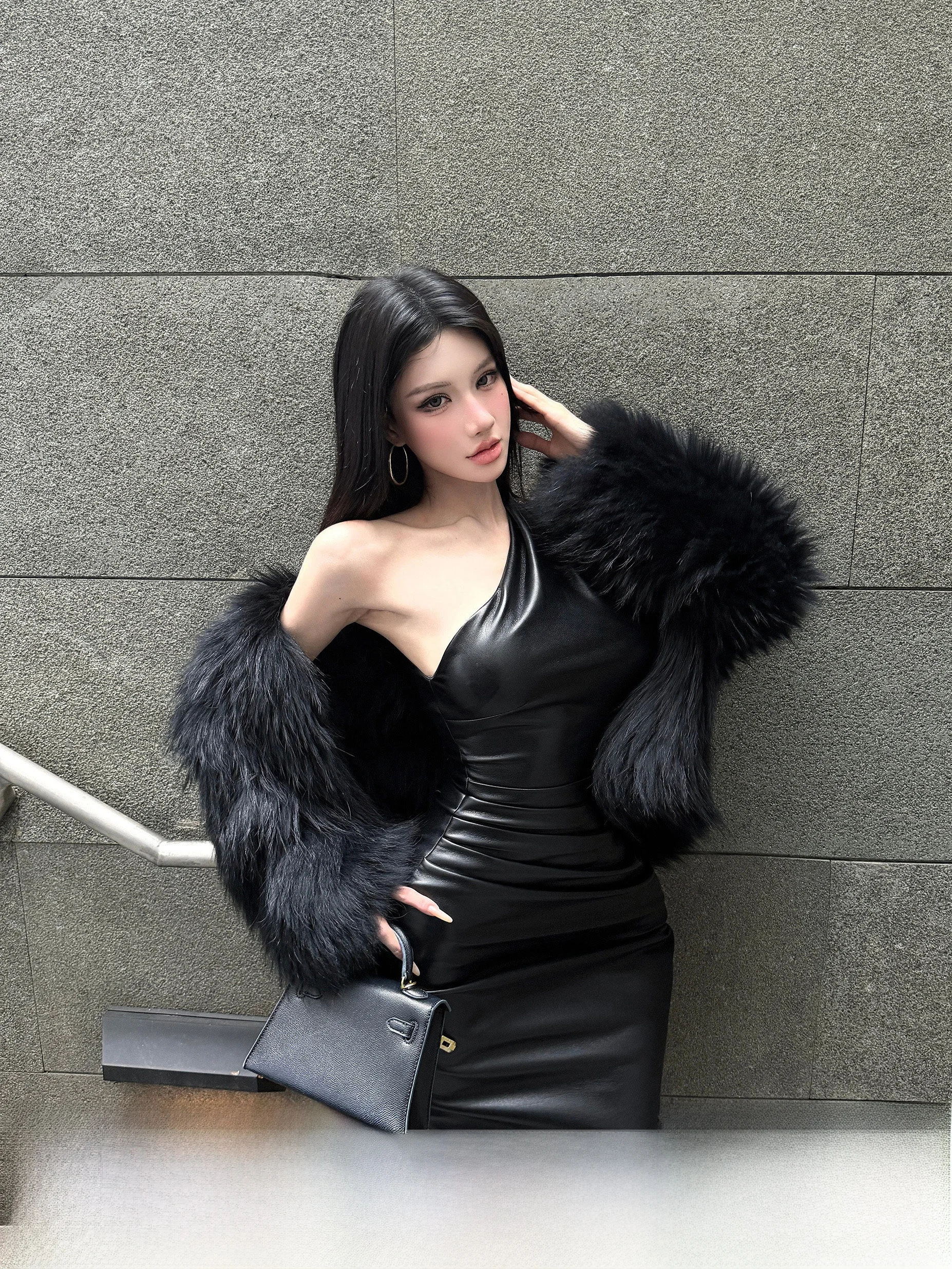 Черное кожаное женское зимнее платье с открытыми плечами, облегающее, с длинным разрезом, сексуальное, со средней талией, из искусственной кожи, без рукавов, на молнии сзади.
Черное кожаное женское зимнее платье с открытыми плечами, облегающее, с длинным разрезом, сексуальное, со средней талией, из искусственной кожи, без рукавов, на молнии сзади.