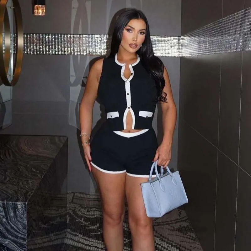 Лето 2025 г., вязаный лоскутный цветной блок, элегантный комплект из 2 предметов, женский однобортный кардиган без рукавов, узкие шорты, уличная одежда 
Лето 2025 г., вязаный лоскутный цветной блок, элегантный комплект из 2 предметов, женский однобортный кардиган без рукавов, узкие шорты, уличная одежда