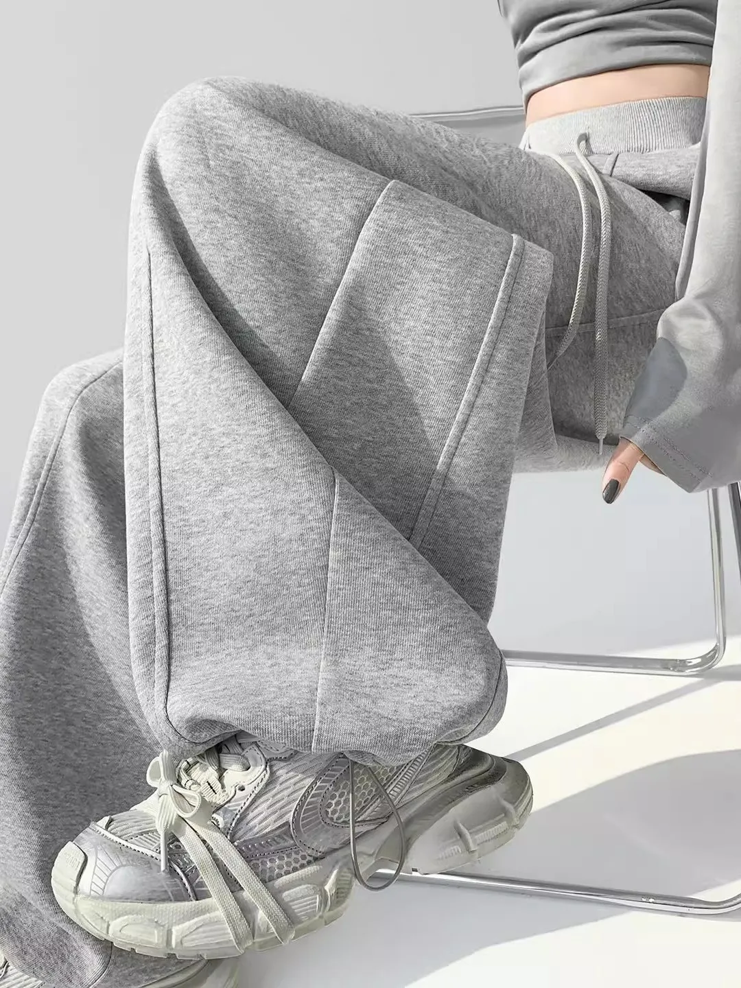 Американские женские широкие брюки-кюлоты с изогнутым кроем, весна-осень 2026, новые, с высокой талией, прямые, повседневные, спортивные, свободные брюки-джоггеры
Американские женские широкие брюки-кюлоты с изогнутым кроем, весна-осень 2026, новые, с высокой талией, прямые, повседневные, спортивные, свободные брюки-джоггеры