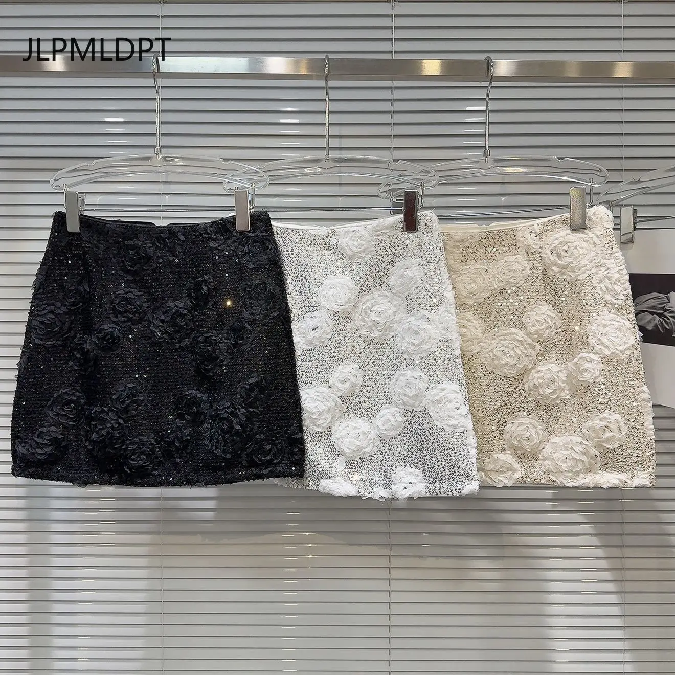Hip skirt women's summer new chic flower white sequined skirt French high waist a word short skirt tide
Hip skirt women's summer new chic flower white sequined skirt French high waist a word short skirt tide