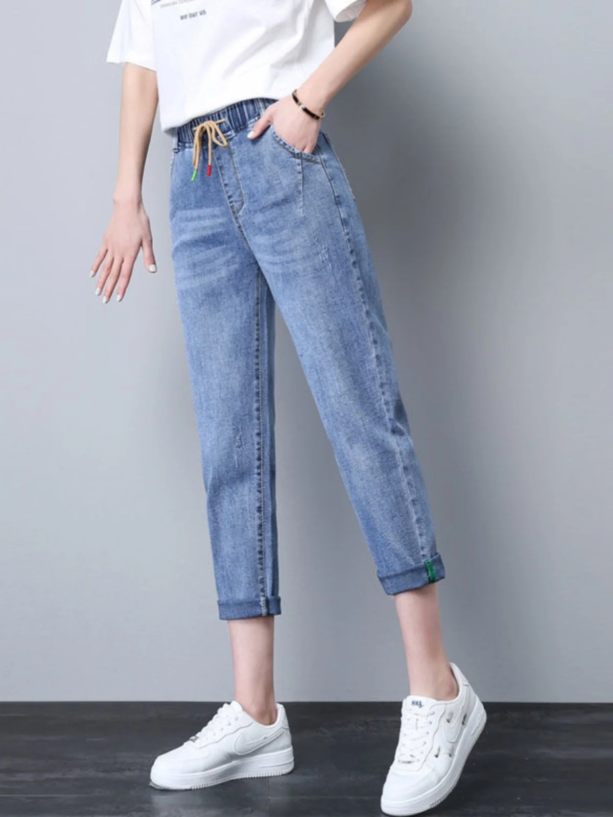 Голубые джинсовые джинсы с эластичной резинкой на талии, женские весенне-летние новые брюки-шаровары для папы семи восемь длинок с высокой талией
Голубые джинсовые джинсы с эластичной резинкой на талии, женские весенне-летние новые брюки-шаровары для папы семи восемь длинок с высокой талией