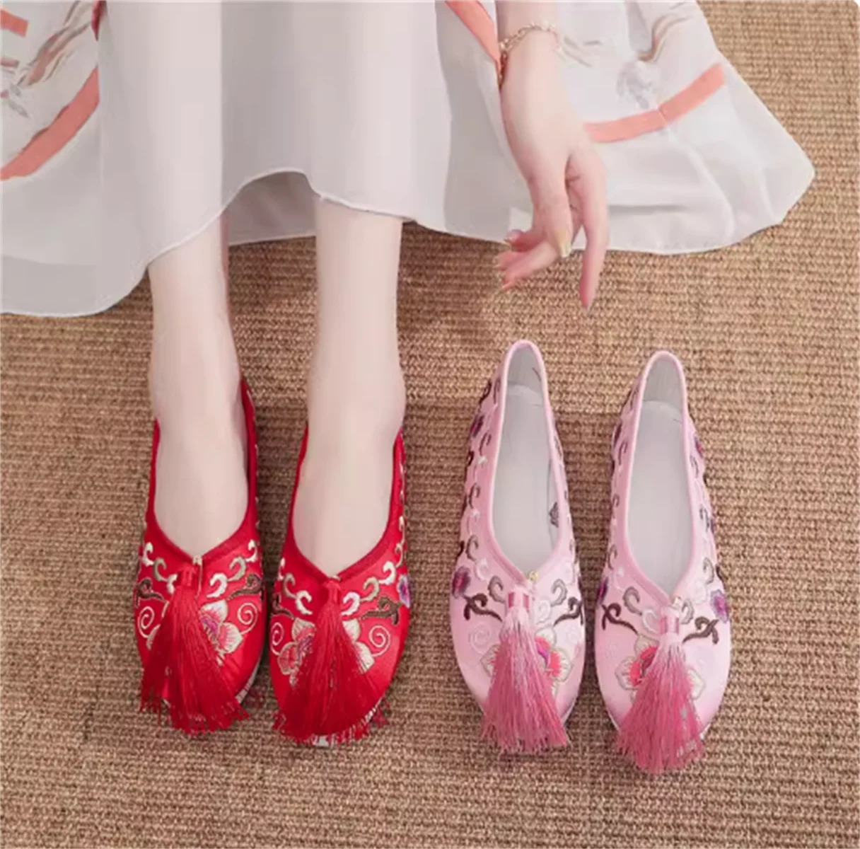Chinese retro thousand layered fabric sole shoes with tassels, Xiuhe shoes, embroidered shoes
Chinese retro thousand layered fabric sole shoes with tassels, Xiuhe shoes, embroidered shoes
