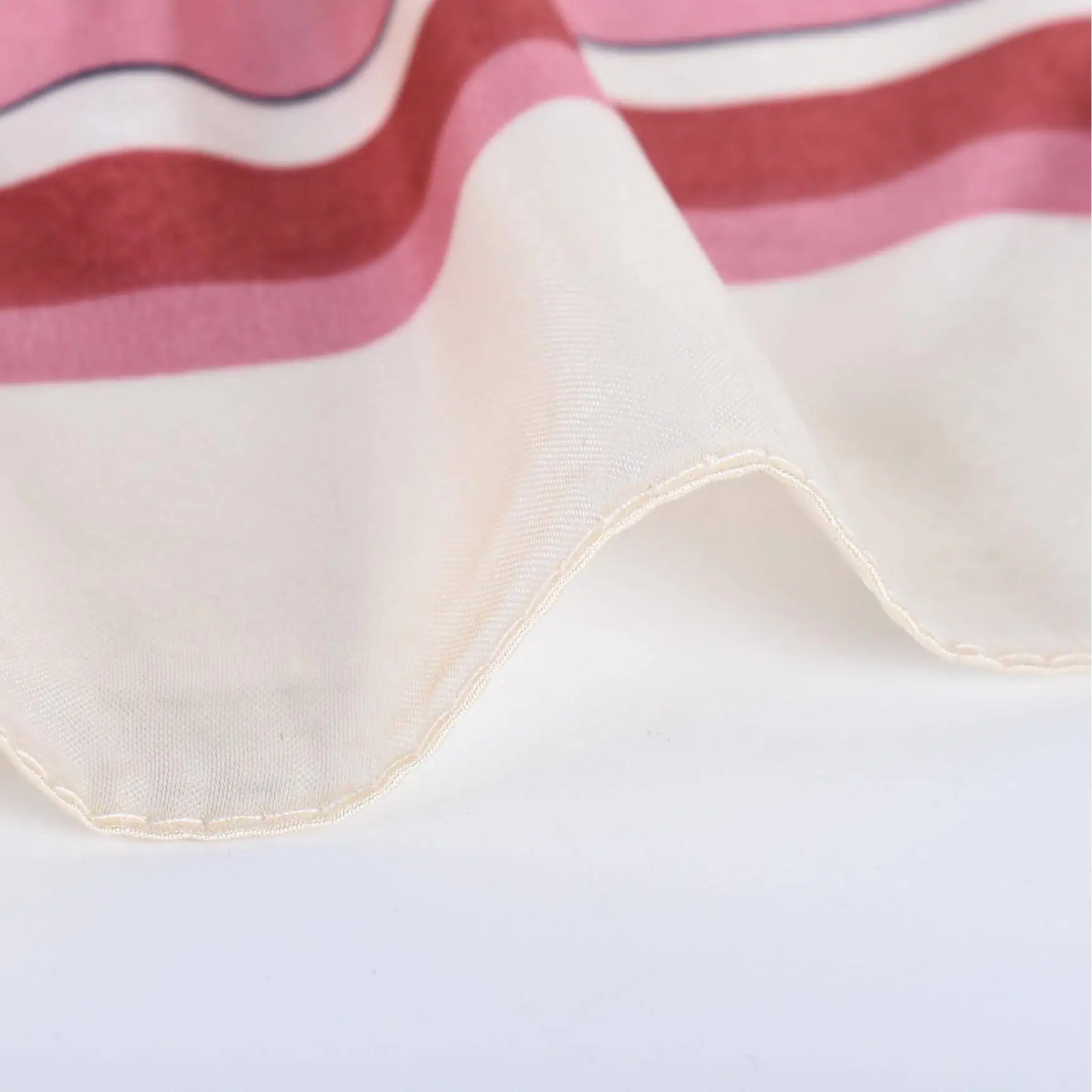 Elegant Geometric Pattern Silk Scarf Summer New Style Large Square Scarf Women's Printed Shawl Fashionable Accessory
Elegant Geometric Pattern Silk Scarf Summer New Style Large Square Scarf Women's Printed Shawl Fashionable Accessory