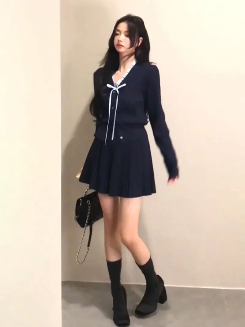 Sweet Hot Girl Knitted Suit Women's Autumn/winter V-neck Cardigan High-waisted A-line Skirt Two-piece Set Fashion Female Clothes
Sweet Hot Girl Knitted Suit Women's Autumn/winter V-neck Cardigan High-waisted A-line Skirt Two-piece Set Fashion Female Clothes