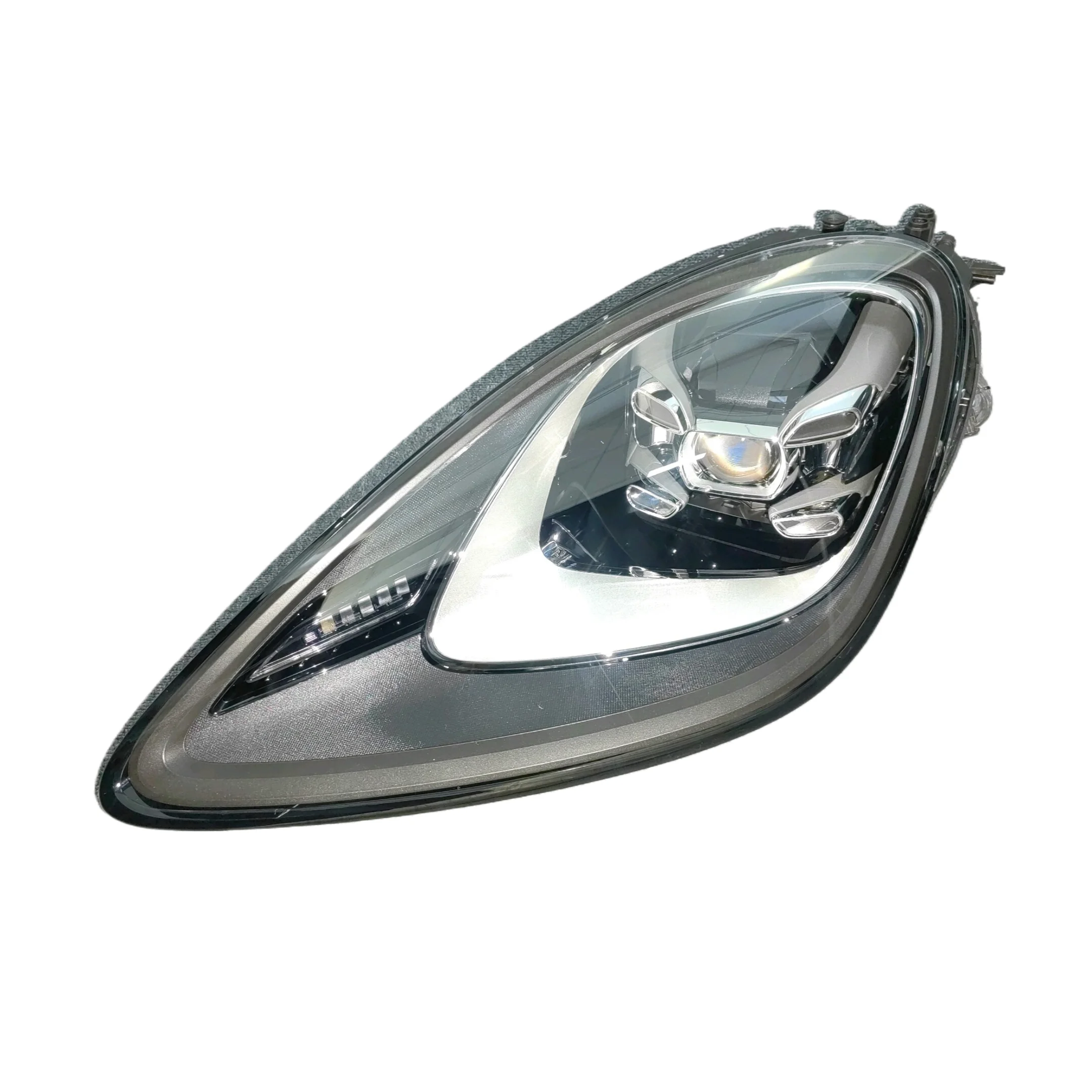 Suitable for Porsche Cayenne High-quality Car Lighting System, Front Headlights LED Headlights
Suitable for Porsche Cayenne High-quality Car Lighting System, Front Headlights LED Headlights