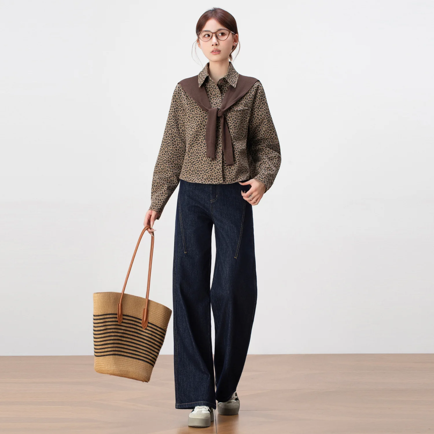 Retro Fashion Comfortable Leopard Print Shawl Two-piece Shirt Women's Autumn New Korean Version Lapel Loose Niche Short Coat
Retro Fashion Comfortable Leopard Print Shawl Two-piece Shirt Women's Autumn New Korean Version Lapel Loose Niche Short Coat