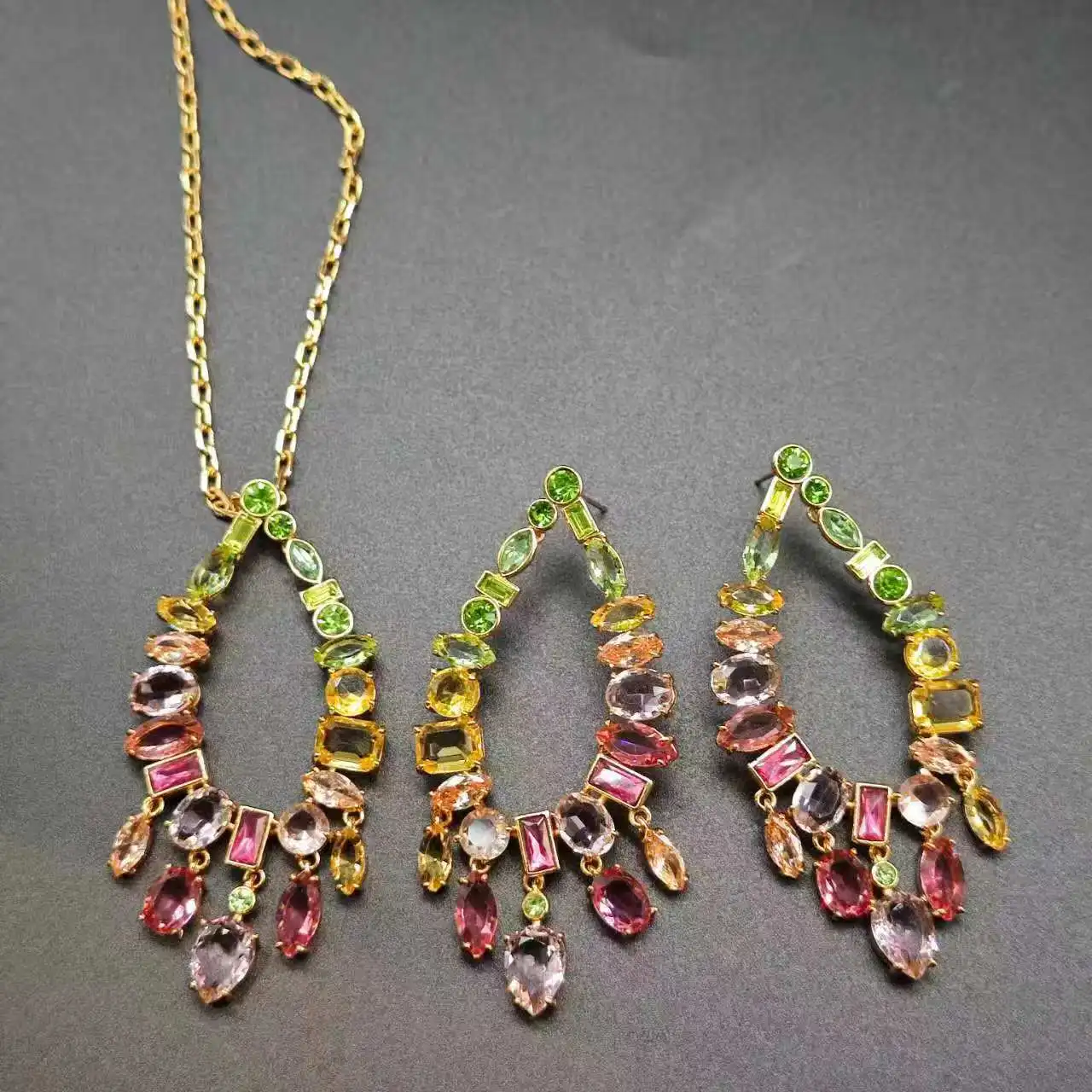Gradient Rainbow Crystal Cluster Necklace, Gold Plated Tassel Fringe Pendant Jewelry for Evening Wear
Gradient Rainbow Crystal Cluster Necklace, Gold Plated Tassel Fringe Pendant Jewelry for Evening Wear