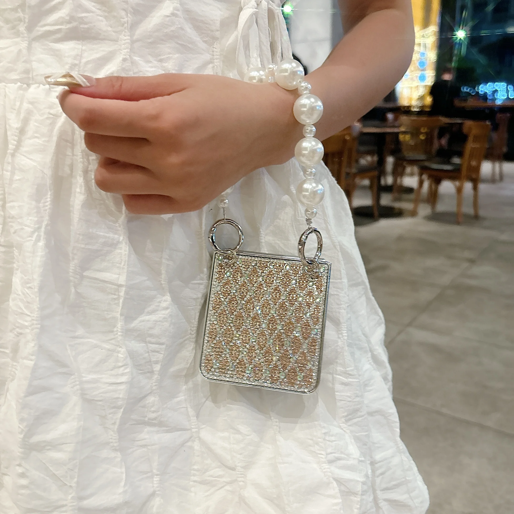 Bling Plaid Diamond Case For Samsung Galaxy Z Flip 7 Flip 6 Flip5 Flip 4 3 Pearls Strap Luxury Glitter Rhinestone Plating Cover
Bling Plaid Diamond Case For Samsung Galaxy Z Flip 7 Flip 6 Flip5 Flip 4 3 Pearls Strap Luxury Glitter Rhinestone Plating Cover