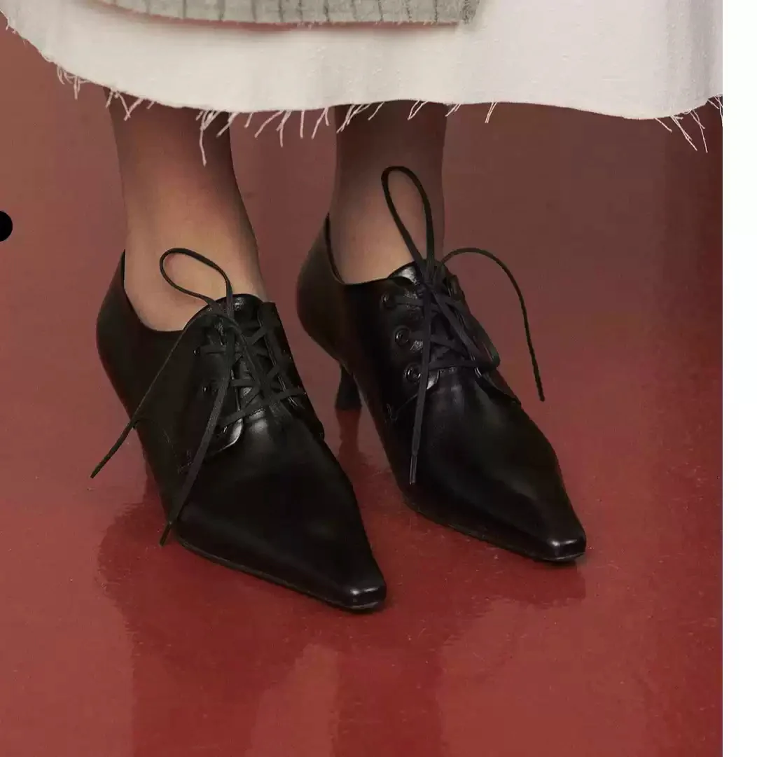 Women's Black Leather Pointed Toe Lace-Up Kitten Heel Oxford Shoes Vintage Elegant Low Heel Dress Pumps Classic Casual Footwear
Women's Black Leather Pointed Toe Lace-Up Kitten Heel Oxford Shoes Vintage Elegant Low Heel Dress Pumps Classic Casual Footwear