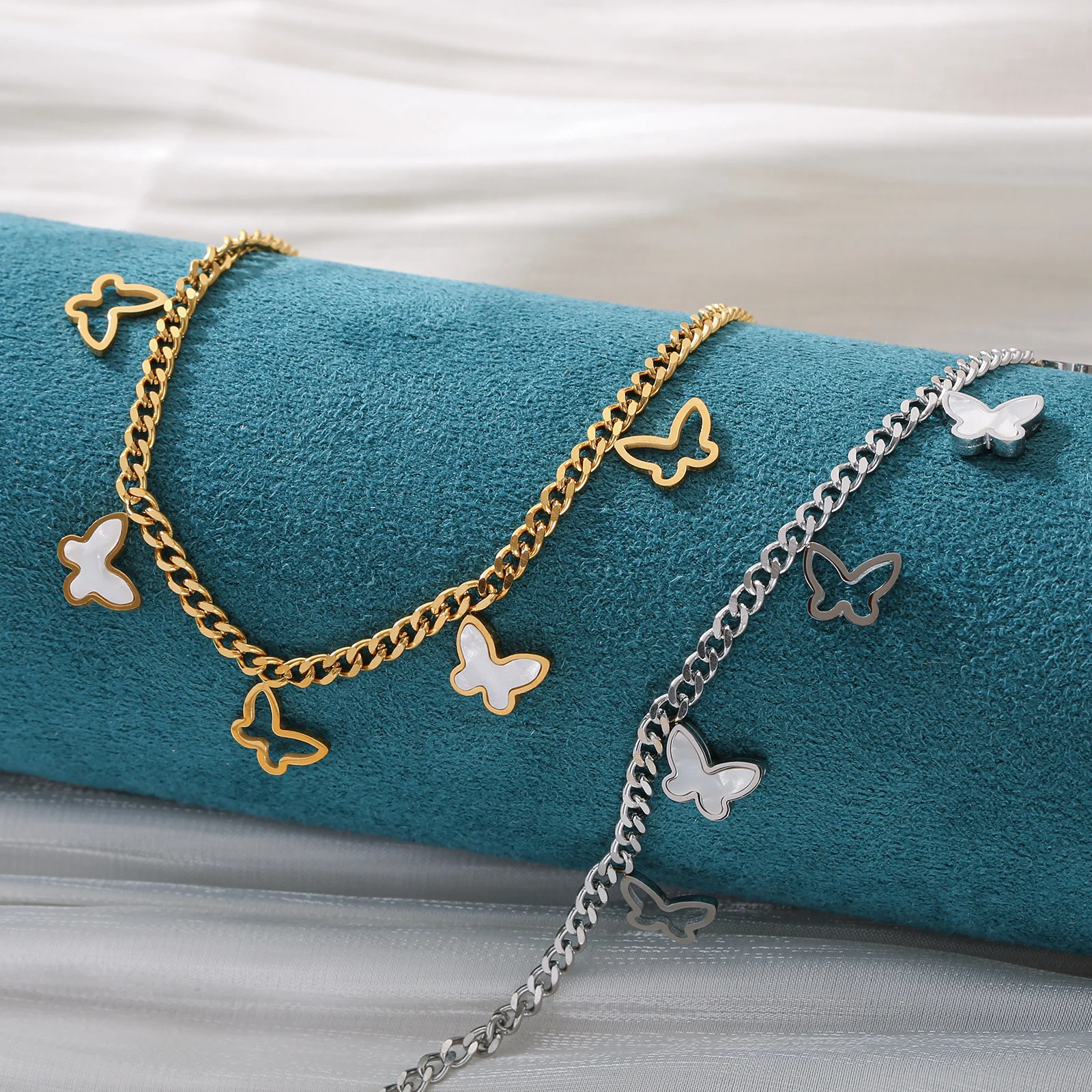 Golden Tone Stainless Steel 5 Butterfly Charm Bracelet, Dainty Cuban Chain, Hypoallergenic Minimalist Jewelry for Women
Golden Tone Stainless Steel 5 Butterfly Charm Bracelet, Dainty Cuban Chain, Hypoallergenic Minimalist Jewelry for Women