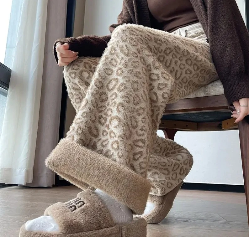Coffee Leopard Print Knitted Wide Leg Pants Women Mink Fleece Warm Winter Double-sided Fleece Winter Pants
Coffee Leopard Print Knitted Wide Leg Pants Women Mink Fleece Warm Winter Double-sided Fleece Winter Pants