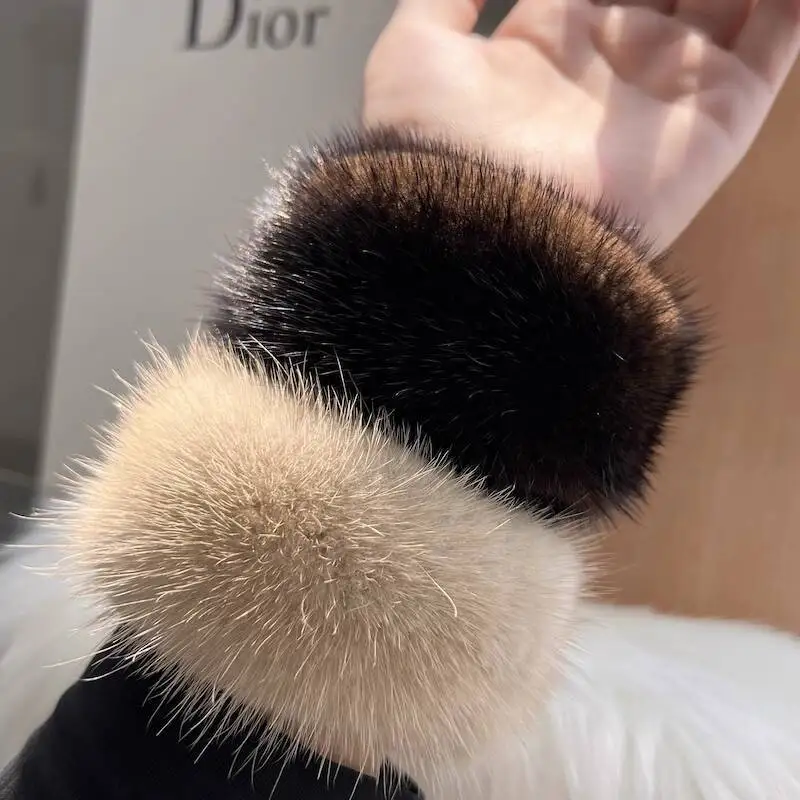 Real Mink Fur Cuffs Plush Handband Winter Girl Fur Hair Ring Hair Accessories Elastic Hair Bands Female Hot Sale Wrist Warmer
Real Mink Fur Cuffs Plush Handband Winter Girl Fur Hair Ring Hair Accessories Elastic Hair Bands Female Hot Sale Wrist Warmer