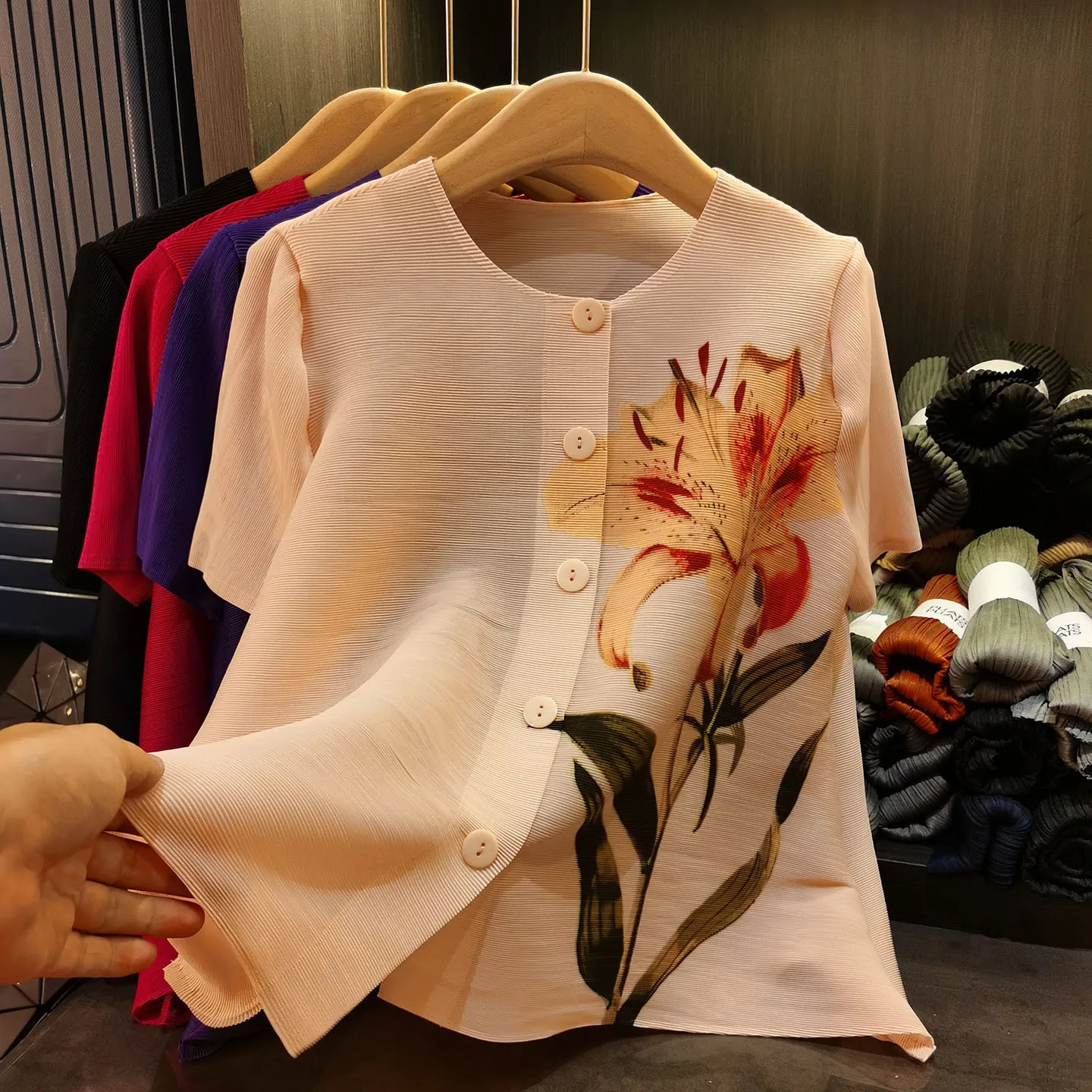 Miyake Pleated Shirt Fold Senior Sense Print Short Pleats Jacket Pleat Top Summer Loose Plus Single-breasted Plisse Cardigan
Miyake Pleated Shirt Fold Senior Sense Print Short Pleats Jacket Pleat Top Summer Loose Plus Single-breasted Plisse Cardigan