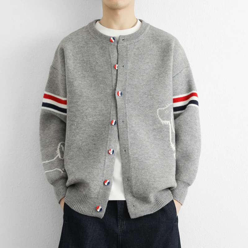 Вязаный кардиган для мужчин на весну и осень. Высококачественный модный брендовый свободный повседневный топ контрастного цвета для верхней одежды.
Вязаный кардиган для мужчин на весну и осень. Высококачественный модный брендовый свободный повседневный топ контрастного цвета для верхней одежды.