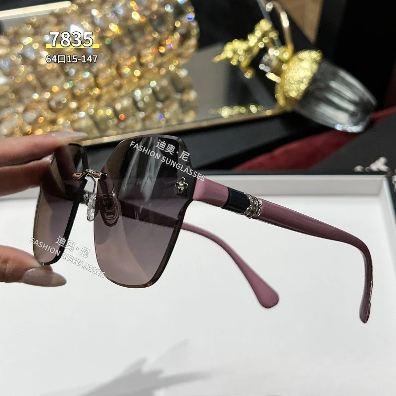 2025 Cut-Edge Luxury Sunglasses UV400 Retro, Slimming Chic Anti-Glare for Women Men Unisex, Lightweight Driving & Fashion
2025 Cut-Edge Luxury Sunglasses UV400 Retro, Slimming Chic Anti-Glare for Women Men Unisex, Lightweight Driving & Fashion