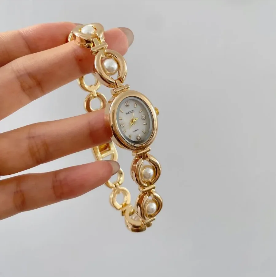 New Hot Sale Oval Beautiful Ladies Vintage Wristwatches for Female Girl Student Cute Elegant Small Women Watches with Pearl
New Hot Sale Oval Beautiful Ladies Vintage Wristwatches for Female Girl Student Cute Elegant Small Women Watches with Pearl