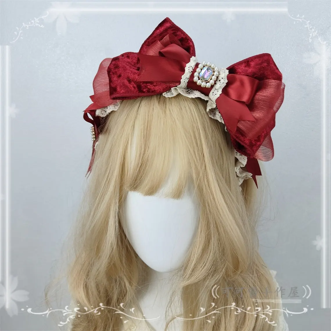 Оригинальная повязка на голову ручной работы с большим бантом, головной убор для куклы KC, бархатные аксессуары для волос, роскошные аксессуары в стиле Лолита для женщин
Оригинальная повязка на голову ручной работы с большим бантом, головной убор для куклы KC, бархатные аксессуары для волос, роскошные аксессуары в стиле Лолита для женщин