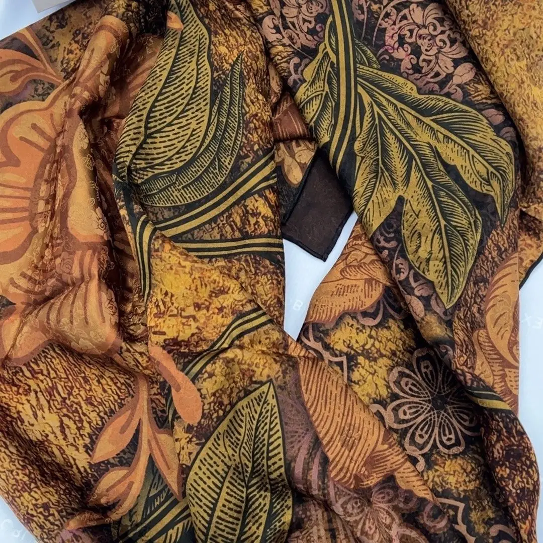 Front Spray Old Materials Silk Fragrant Cloud Yarn 106*106 Scarf Shawl Scarf Square Scarf
Front Spray Old Materials Silk Fragrant Cloud Yarn 106*106 Scarf Shawl Scarf Square Scarf