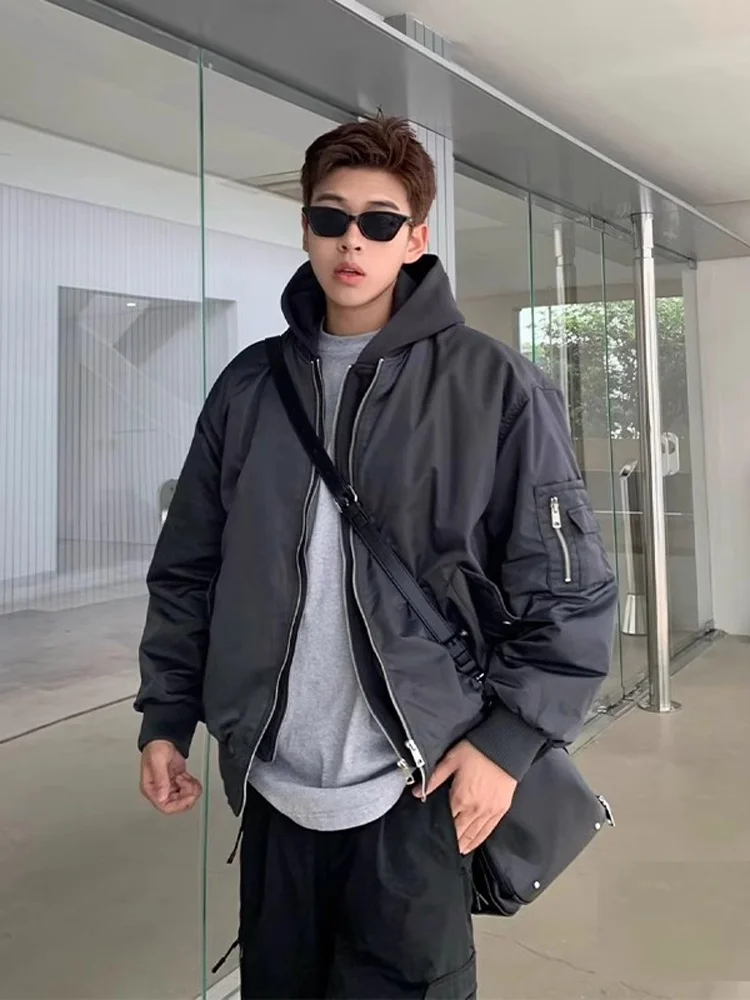 Мужская куртка-бомбер на осень-зиму, пилотская куртка в американском стиле, рабочая одежда, бейсбольная куртка, модный бренд, премиум-качество, верхняя одежда
Мужская куртка-бомбер на осень-зиму, пилотская куртка в американском стиле, рабочая одежда, бейсбольная куртка, модный бренд, премиум-качество, верхняя одежда