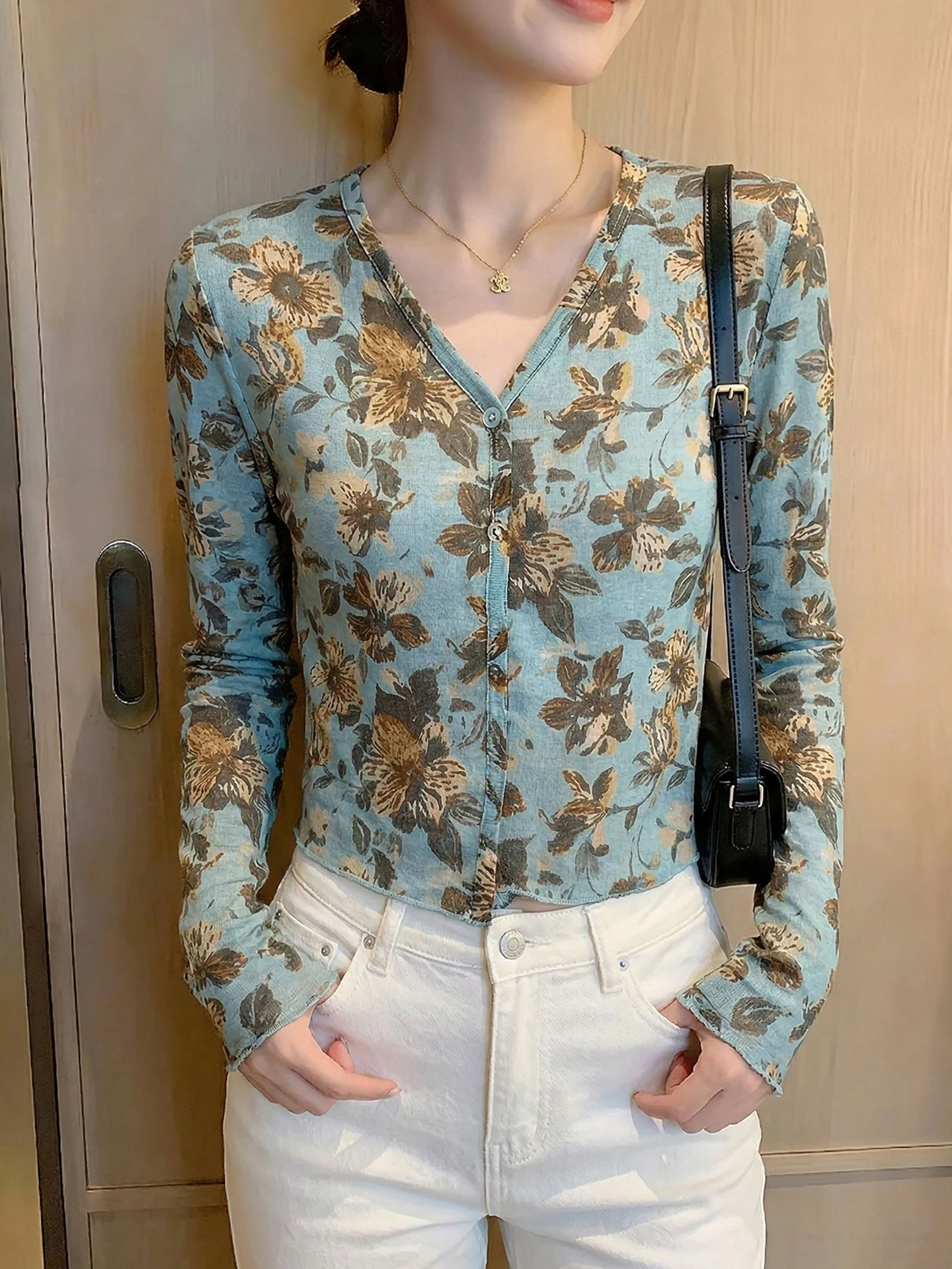 Fashionable Long Sleeve Slim Fit V-Neck T-Shirt Women's Single Button Printed Top Korean Style Commute Wind Summer 2026
Fashionable Long Sleeve Slim Fit V-Neck T-Shirt Women's Single Button Printed Top Korean Style Commute Wind Summer 2026