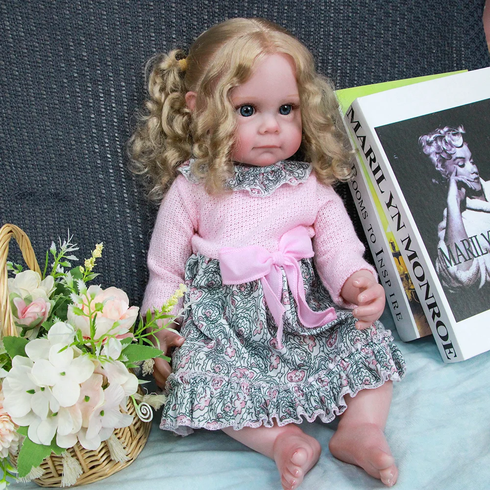 22-дюймовая виниловая кукла реборн — игрушка для девочки со светлыми вьющимися волосами в розовом цветочном платье, реалистичные особенности, голубые глаза и пожилые люди, подарочная коробка
22-дюймовая виниловая кукла реборн — игрушка для девочки со светлыми вьющимися волосами в розовом цветочном платье, реалистичные особенности, голубые глаза и пожилые люди, подарочная коробка