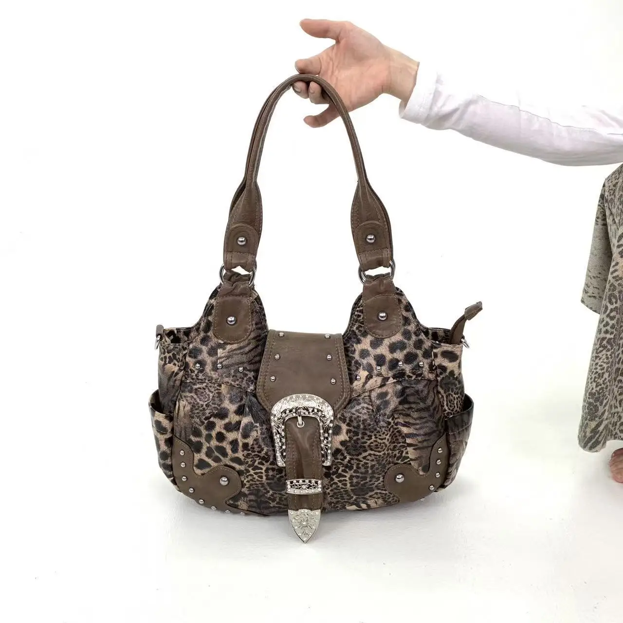 Street style spicy girl leopard print patchwork handbag with multiple pockets and rivets, vintage crossbody bag
Street style spicy girl leopard print patchwork handbag with multiple pockets and rivets, vintage crossbody bag