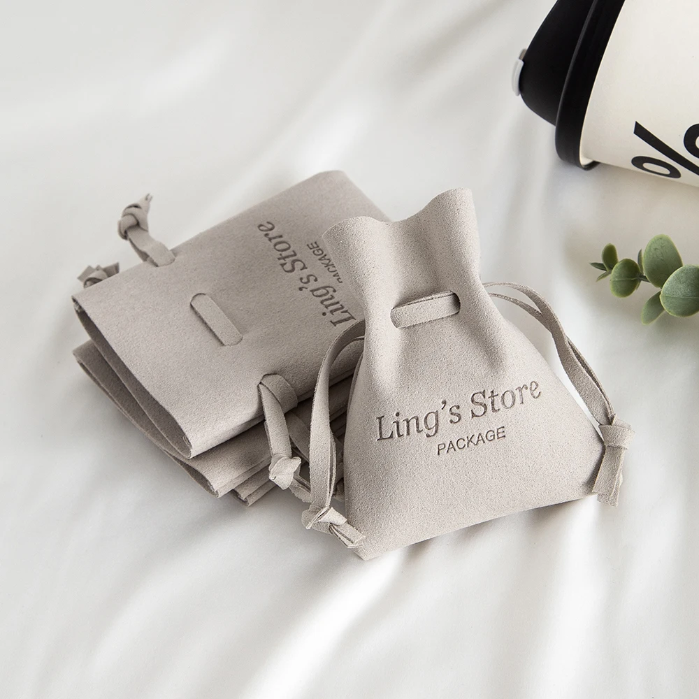 50Pcs Grey Print Logo High Quality Microfiber Drawstring Fungus Bags Earring Mini Container Wedding Gift Holiday Packaging Pouch
50Pcs Grey Print Logo High Quality Microfiber Drawstring Fungus Bags Earring Mini Container Wedding Gift Holiday Packaging Pouch