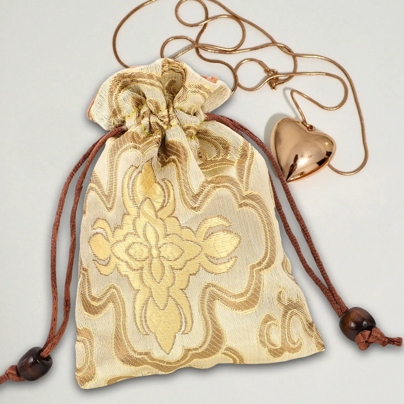 Традиционный китайский вышитый мешочек на шнурке из парчи для хранения поющих чаш, легкий дорожный аксессуар
Традиционный китайский вышитый мешочек на шнурке из парчи для хранения поющих чаш, легкий дорожный аксессуар