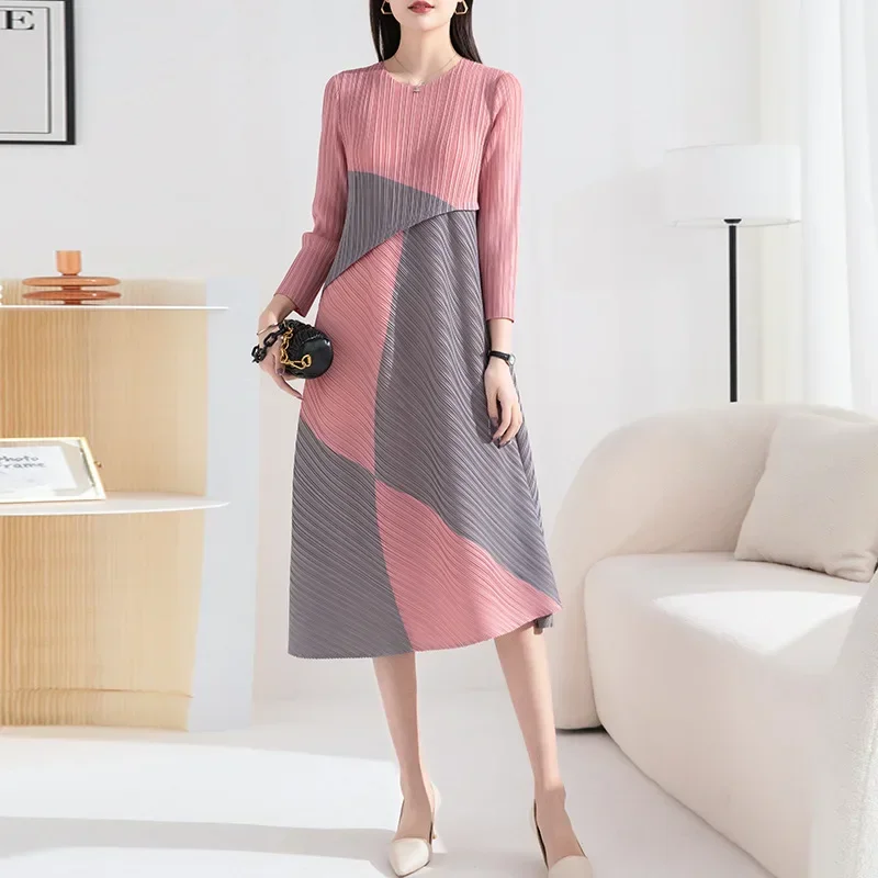 Fashion Miyake Pleated Temperament Dress Women Spring 2023 New Loose Color Matching Round Neck Covered With Medium Length Skirt.
Fashion Miyake Pleated Temperament Dress Women Spring 2023 New Loose Color Matching Round Neck Covered With Medium Length Skirt.