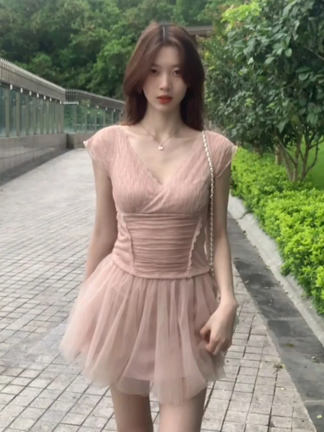 Gentle Wind Unique Beautiful V-neck Top Mesh Half Skirt Two-piece Set Whole OOTD Summer 2026 Comfortable Short Sleeve Dress
Gentle Wind Unique Beautiful V-neck Top Mesh Half Skirt Two-piece Set Whole OOTD Summer 2026 Comfortable Short Sleeve Dress