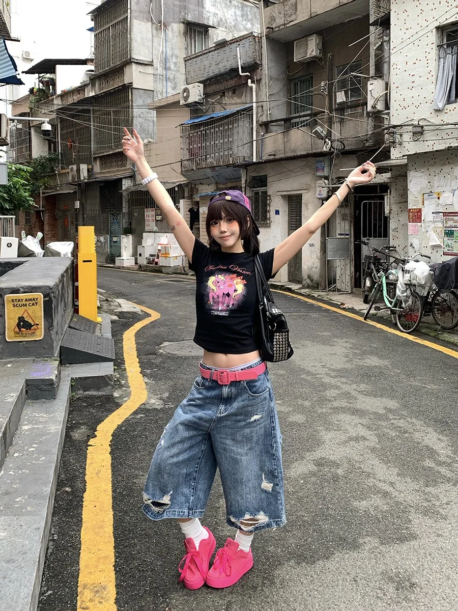 Summer New Women's Loose Fit Denim Shorts with Ripped And Frayed Hemlines Vintage Style Wide Leg Seven-Foot Jeans
Summer New Women's Loose Fit Denim Shorts with Ripped And Frayed Hemlines Vintage Style Wide Leg Seven-Foot Jeans